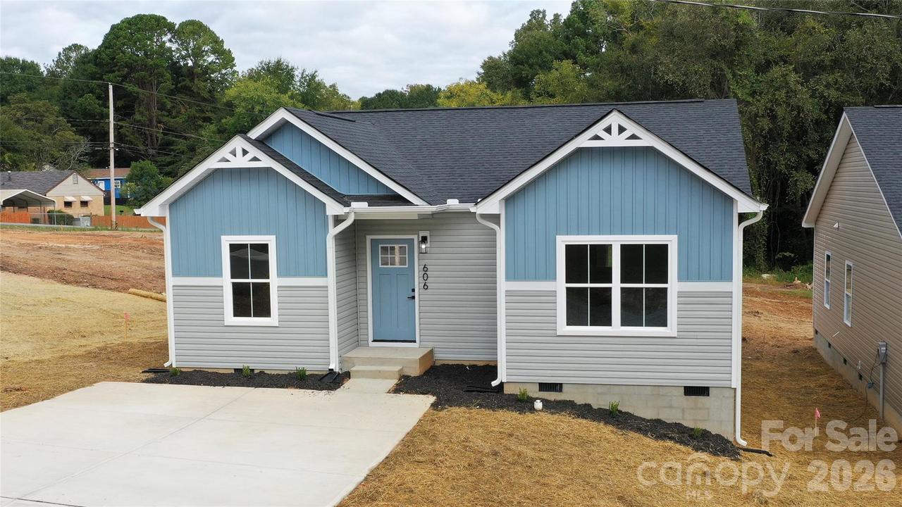 606 E Robinson St., Dallas, NC 28034