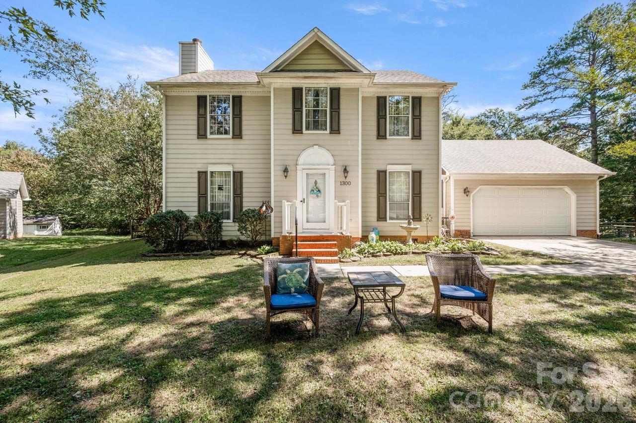 1300 Sugar Hollow Dr., Charlotte, NC 28214