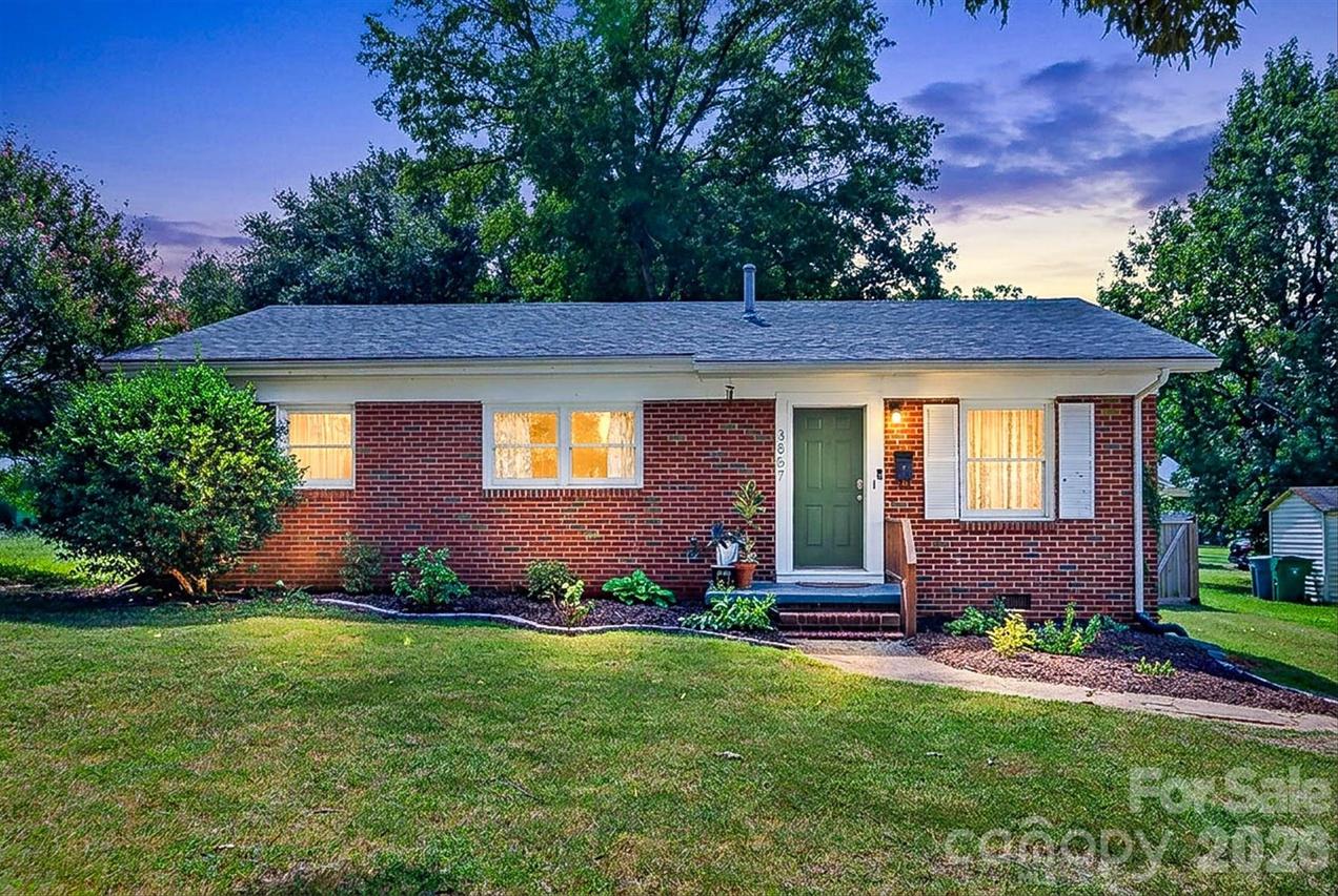 3857 Whitehall Dr., Charlotte, NC 28208