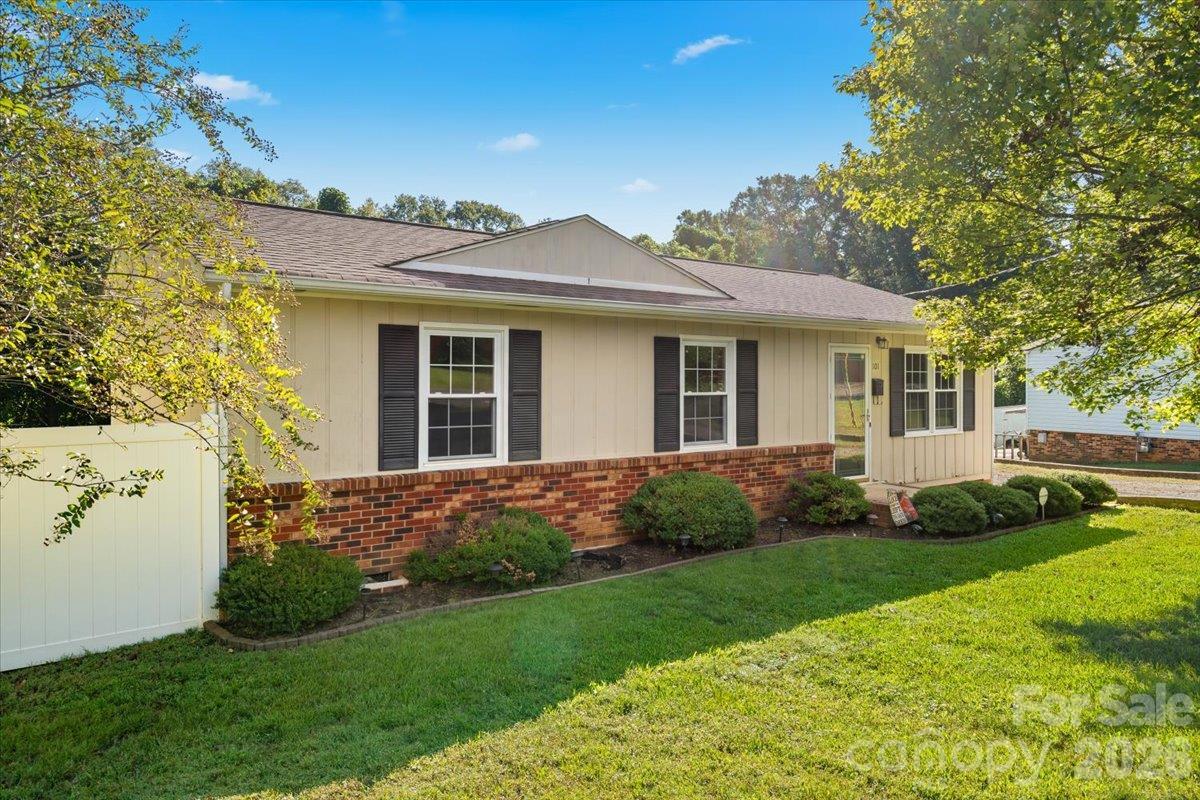 101 Cedar Ln., Mount Holly, NC 28120