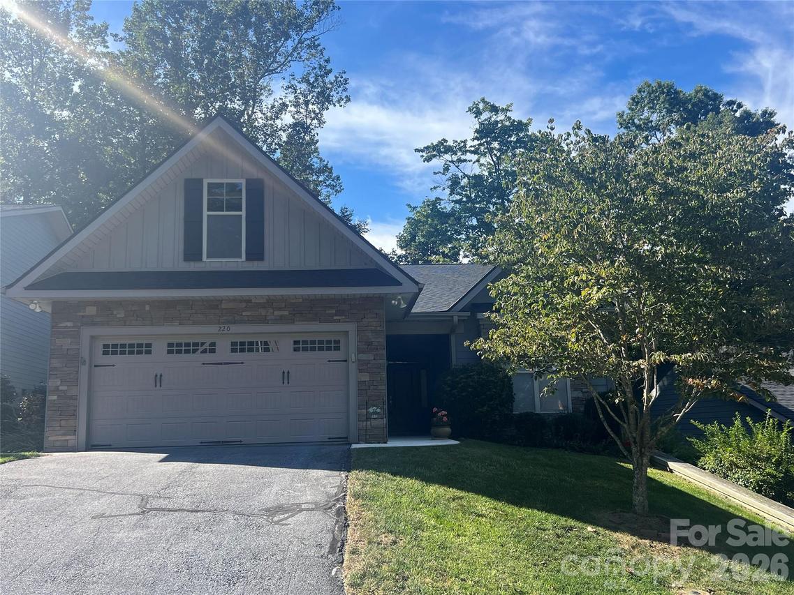 220 Waterside Dr., Hendersonville, NC 28791