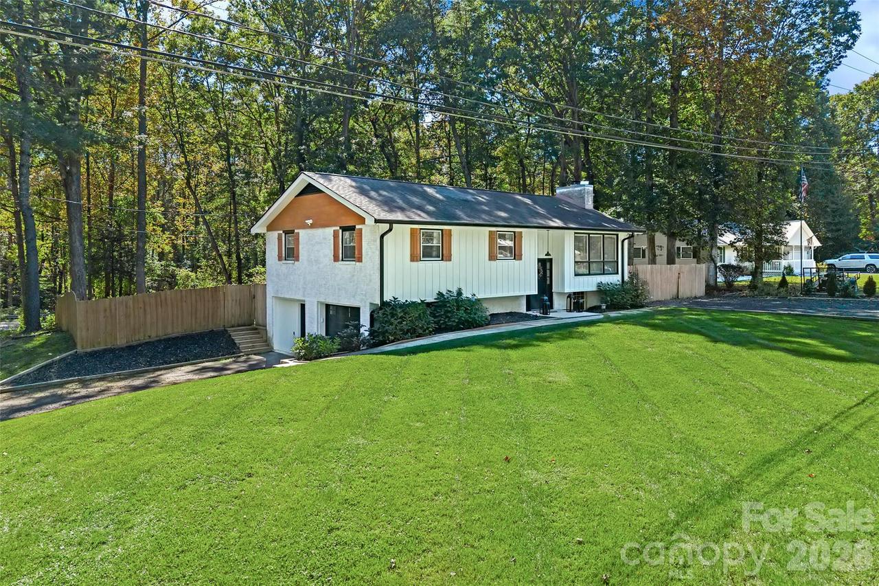 67 W Sweetbriar Ln., Etowah, NC 28729