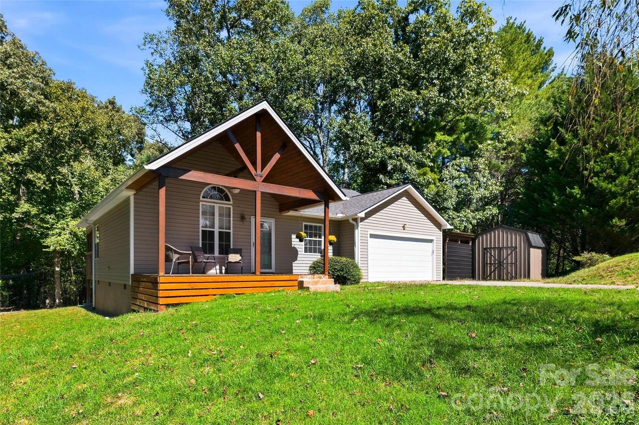 8 Maltese Ln., Weaverville, NC 28787