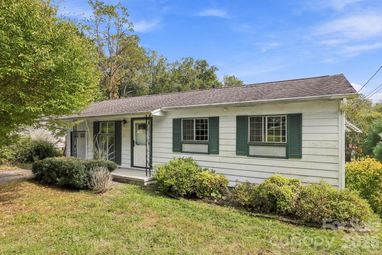 648 Crystal Dr., Hendersonville, NC 28791