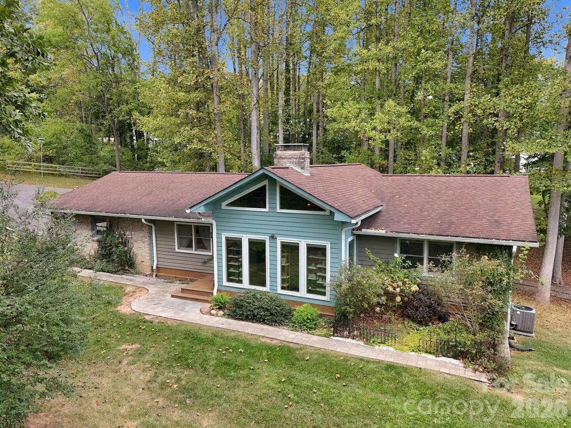 14 Cambridge Dr., Candler, NC 28715