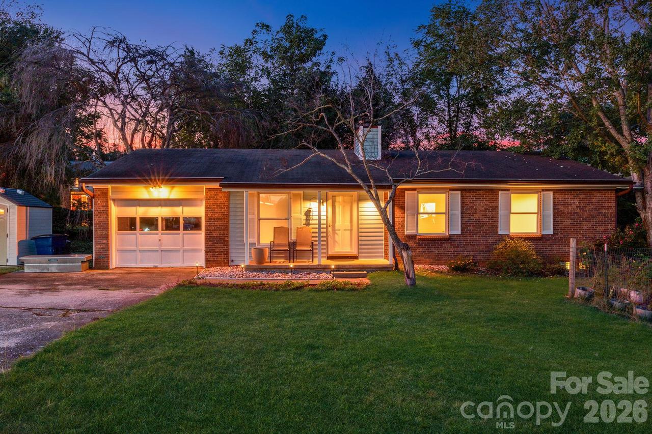 38 Clovernook Dr., Arden, NC 28704