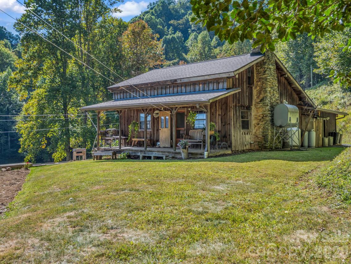 765 Hawk Ridge Ln., Marshall, NC 28753