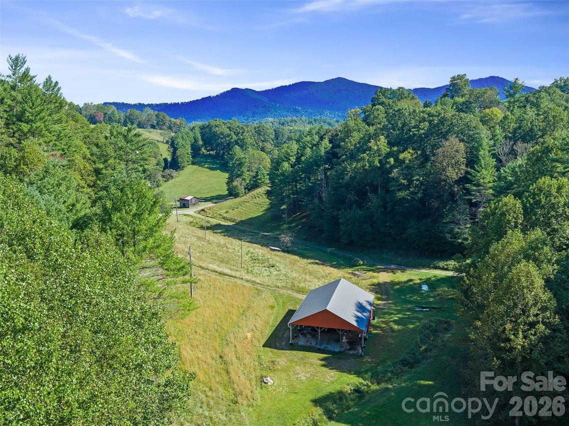 210 Fog Hollow Dr., Green Mountain, NC 28740