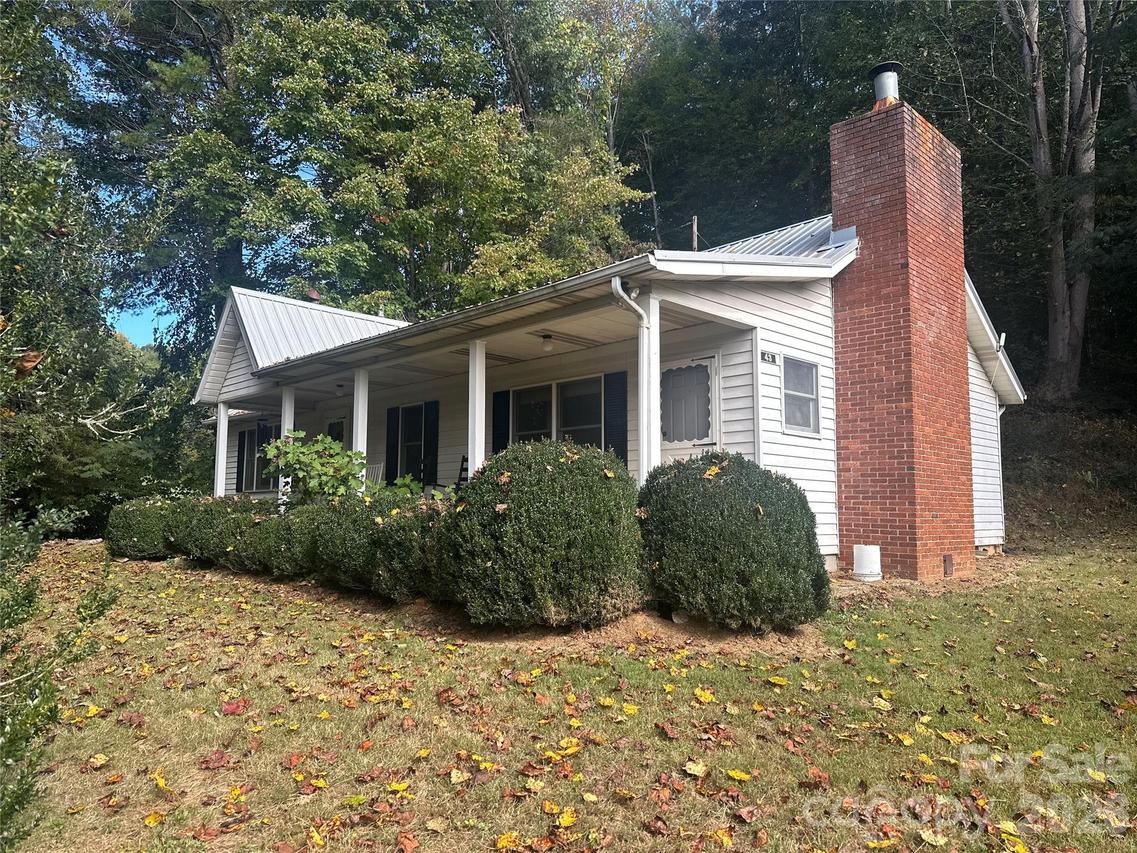 43 Kellogg Farm Rd., Green Mountain, NC 28740