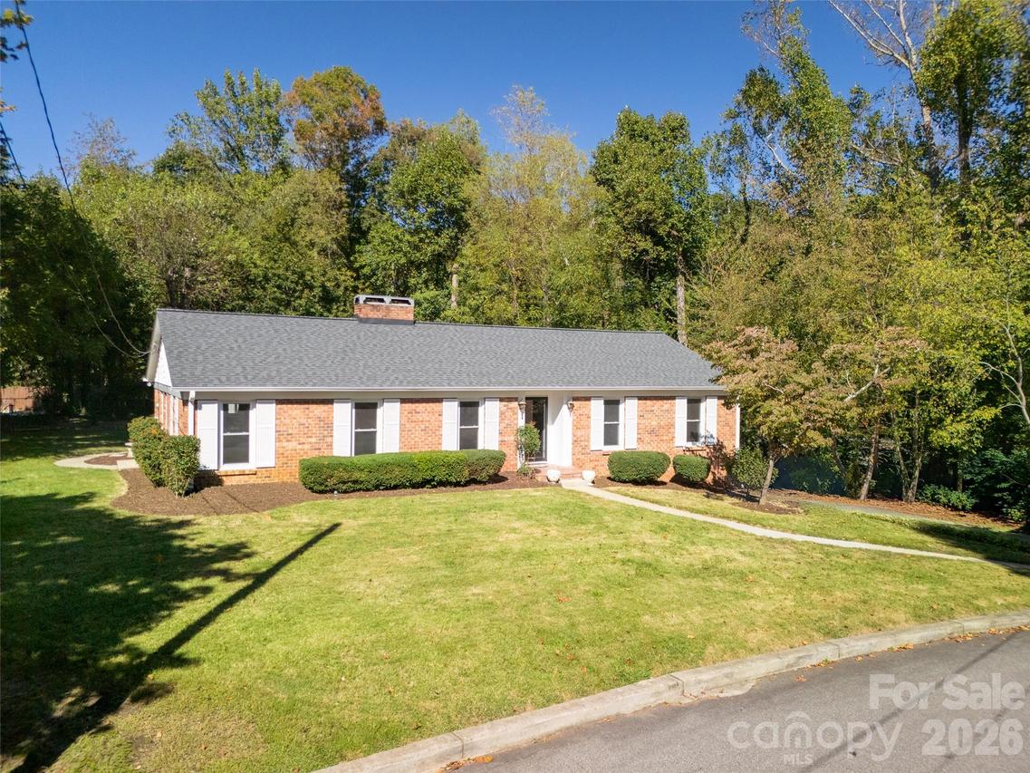 6 Crestwood Ln., Candler, NC 28715