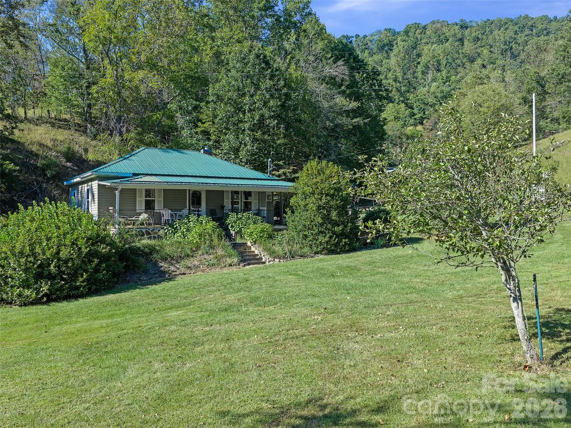 163 Cub Howell Rd., Bakersville, NC 28705