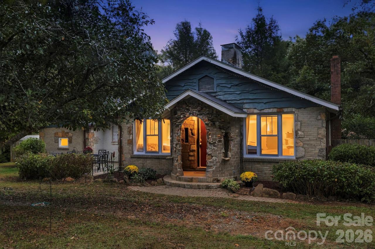2004 Old South Carolina Ave., Hendersonville, NC 28739