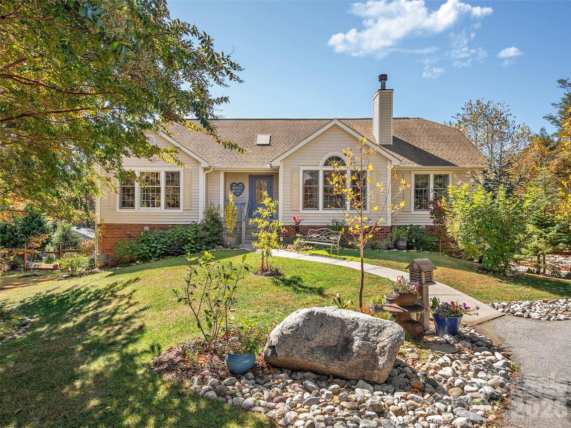 23 Old Applewood Ln., Hendersonville, NC 28739