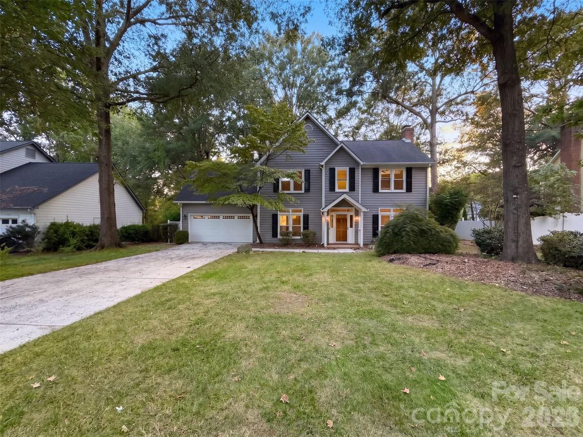 2315 Heathershire Ln., Matthews, NC 28105