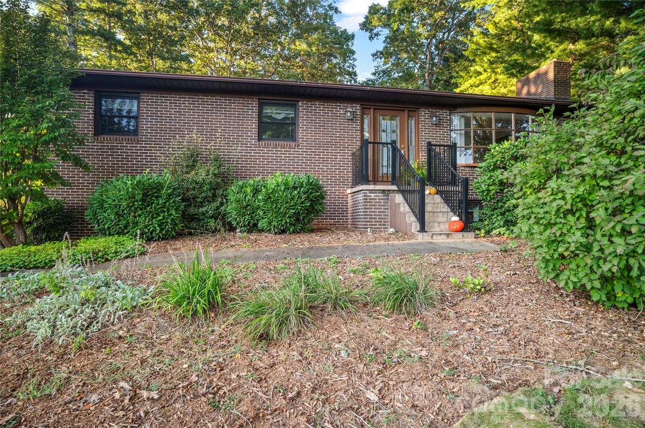 9 Fullam Dr., Arden, NC 28704