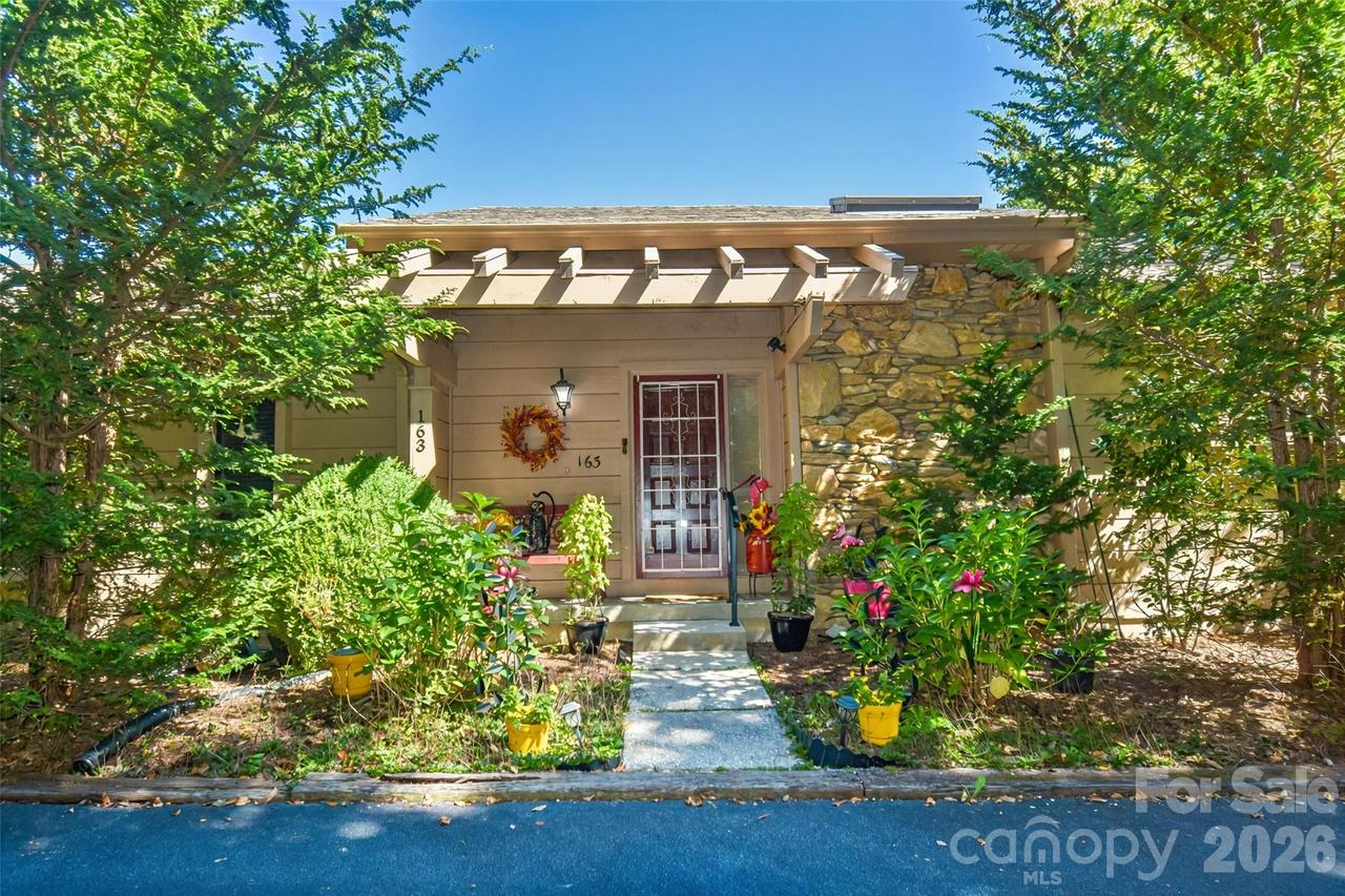163 Country Ridge Rd., Laurel Park, NC 28739