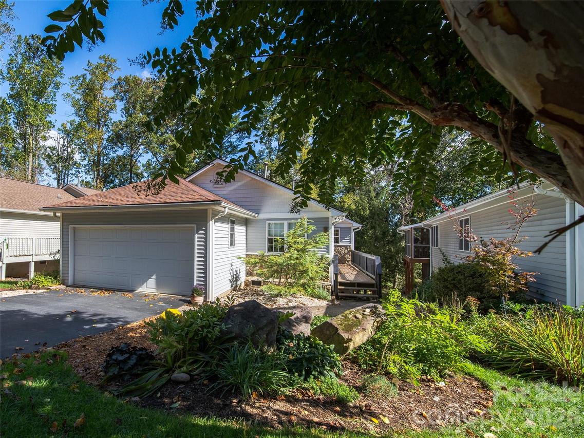 317 Ewarts Hill Rd., Hendersonville, NC 28739