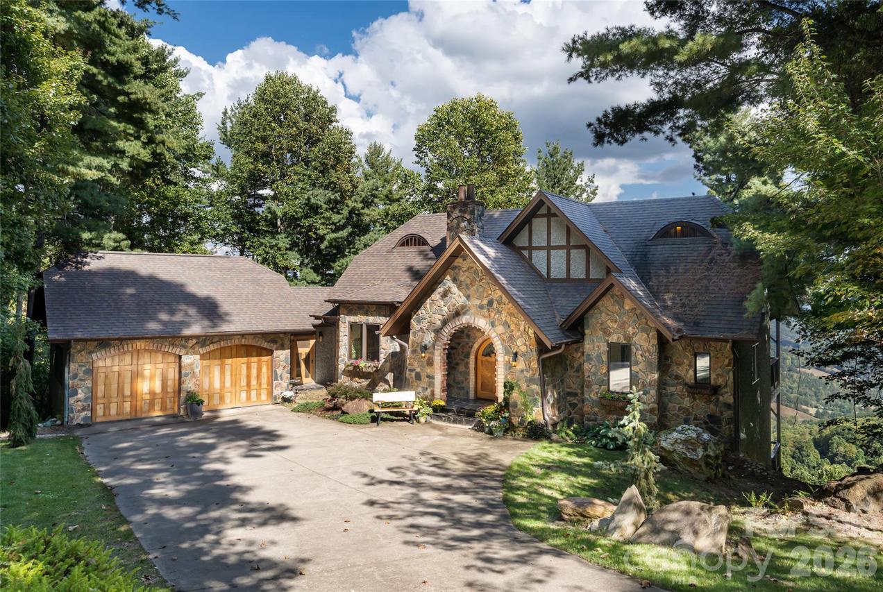 342 Doubletop Ln., Candler, NC 28715