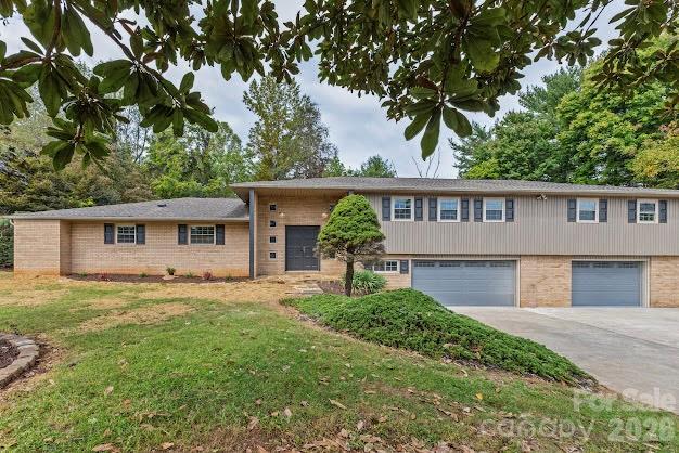 1824 Chrosaro Pl., Lenoir, NC 28645