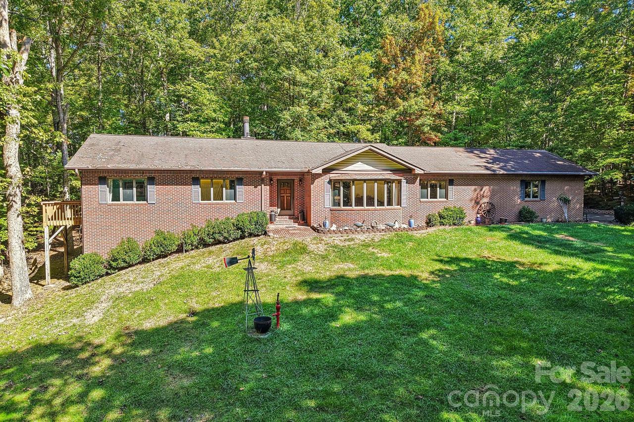 198 Woods End Dr., Hendersonville, NC 28739