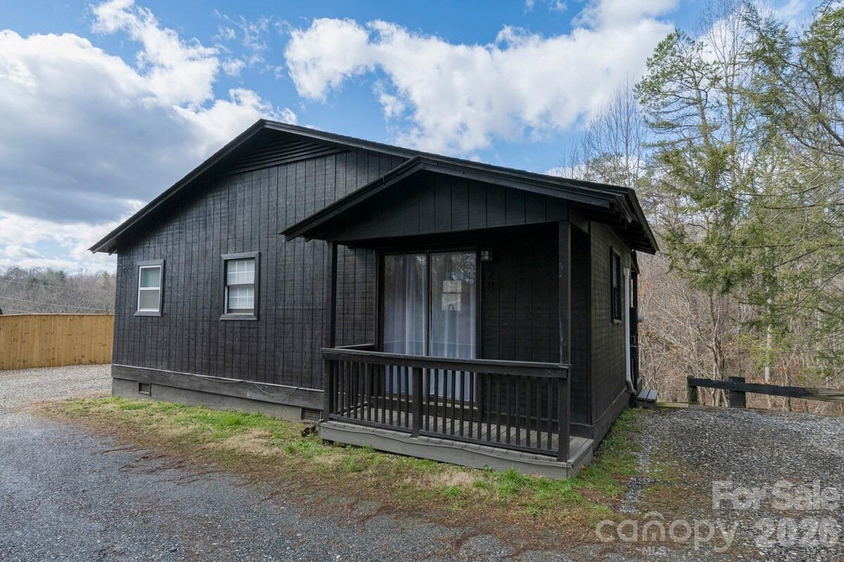 28 Collins Mountain Dr., Asheville, NC 28804