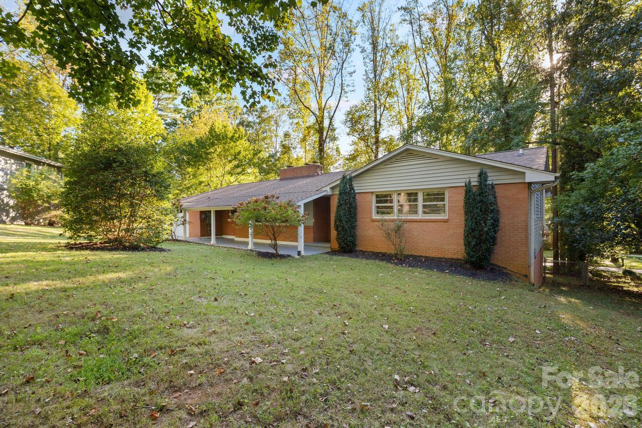 32 Oak Forest Dr., Asheville, NC 28803