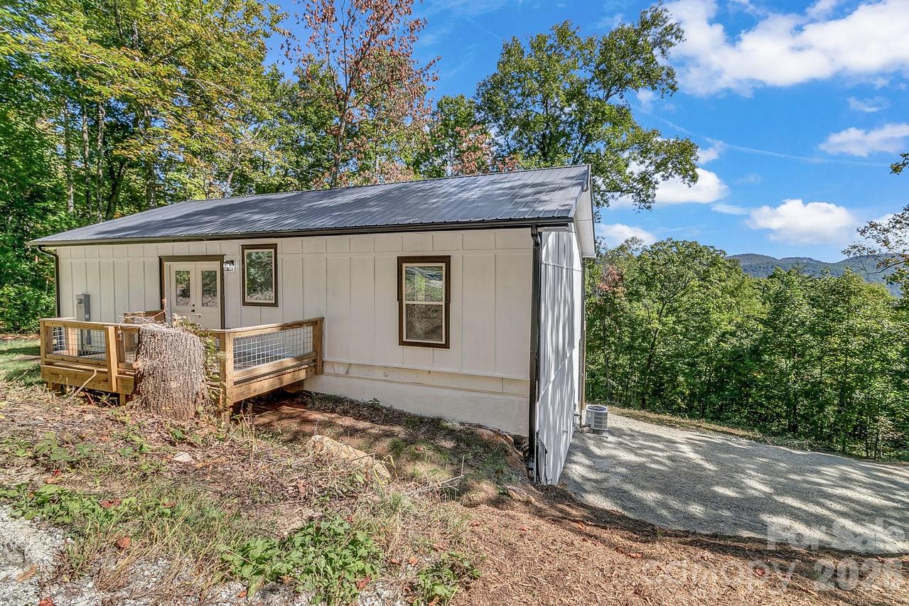 135 Bald Eagle Dr., Hendersonville, NC 28792