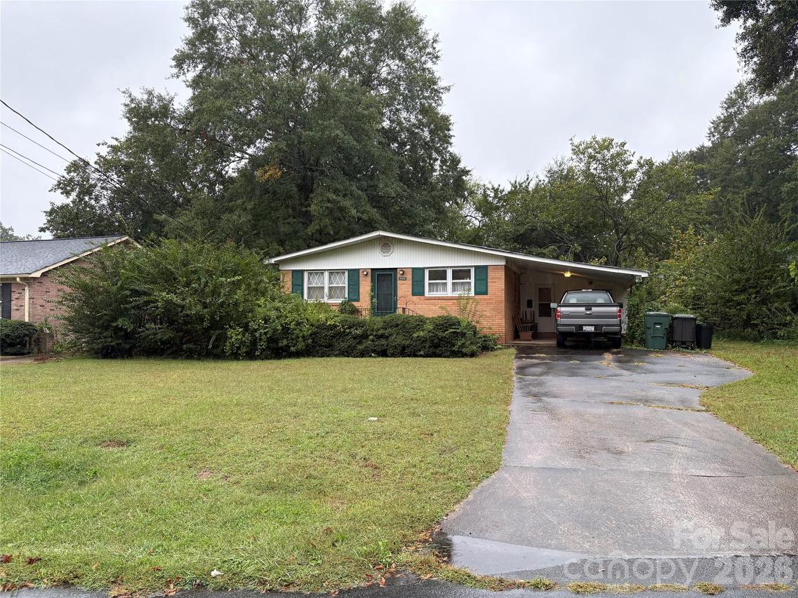 1622 Fairfield Dr., Gastonia, NC 28054