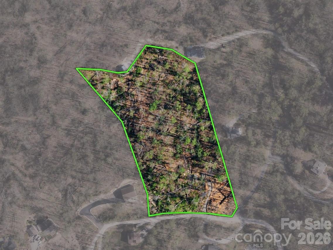 6 Pioneer Ln., Hendersonville, NC 28792