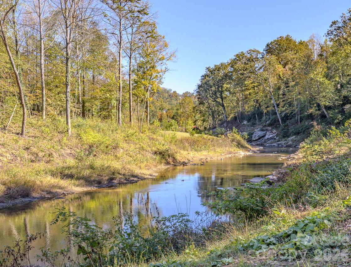 8 Riverbend Dr., Asheville, NC 28805