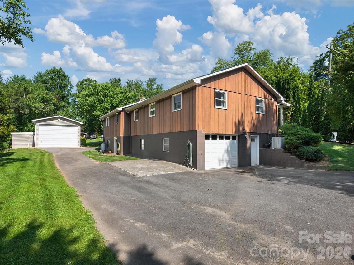 16 Ben Lippen Rd., Asheville, NC 28806