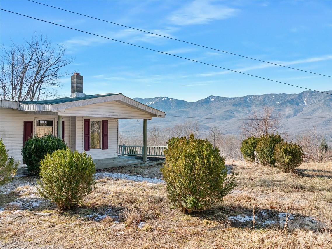 215 High View Tr., Burnsville, NC 28714