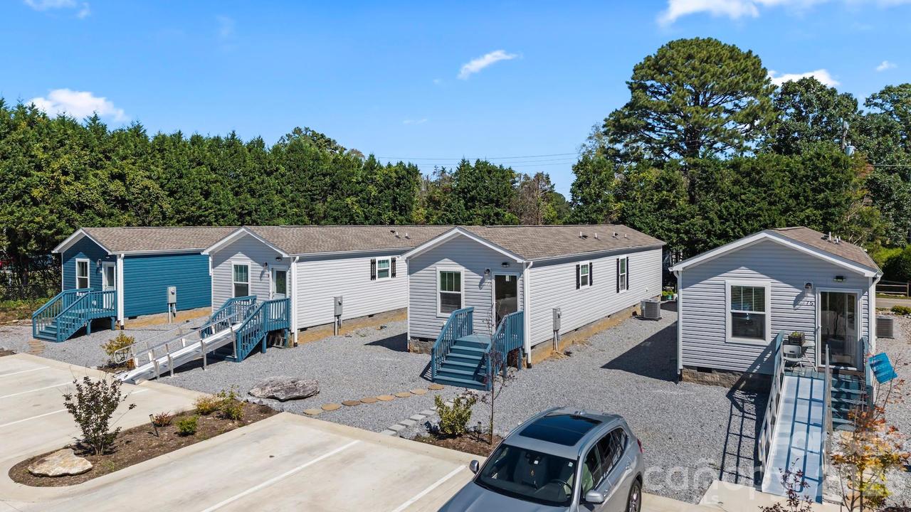 81 Yuken Pl., Hendersonville, NC 28792