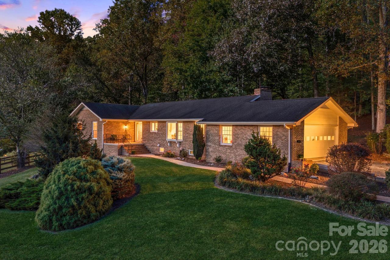 165 Horizon View Dr., Horse Shoe, NC 28742