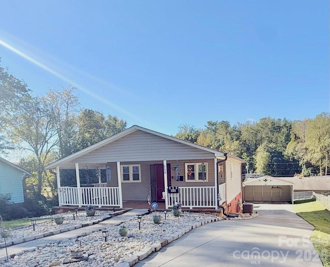 203 Newland Pl., Lenoir, NC 28645