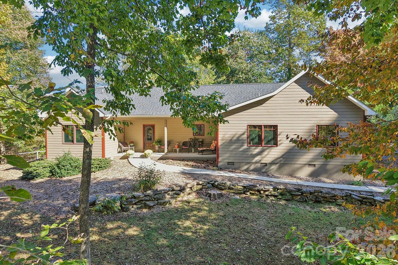 411 Alta Cir., Laurel Park, NC 28739