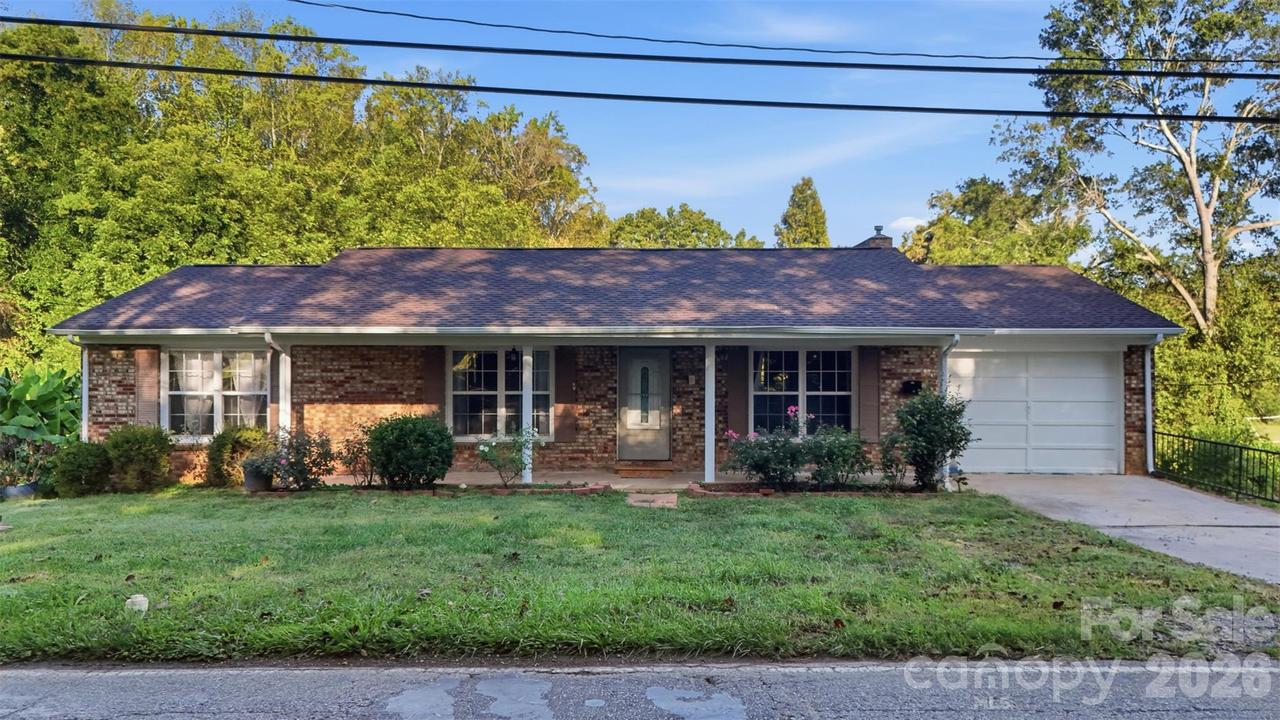 807 N Oakland St., Dallas, NC 28034