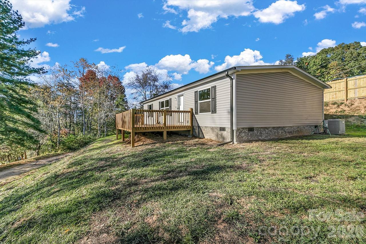 70 Windy Hill Ln., Canton, NC 28716