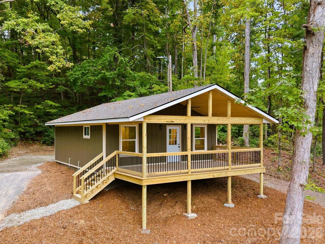 202 Lyndhurst Dr., Hendersonville, NC 28791