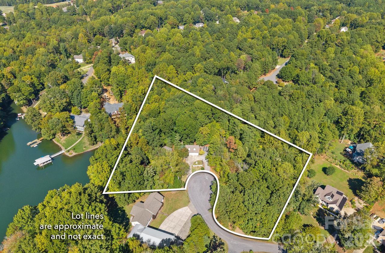 263 Hideaway Ln., Mooresville, NC 28117