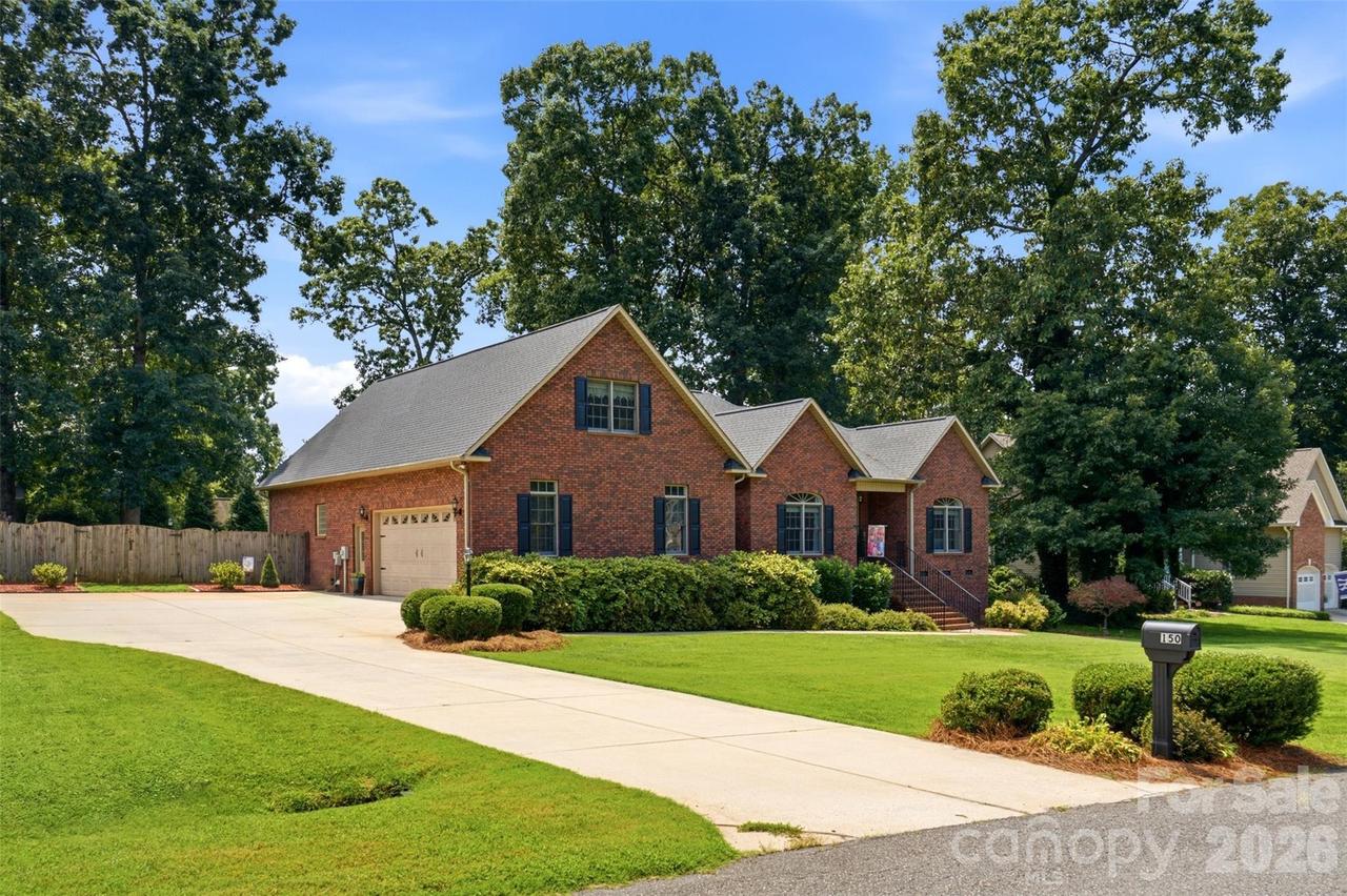 150 Saddlewood Ln., Statesville, NC 28625