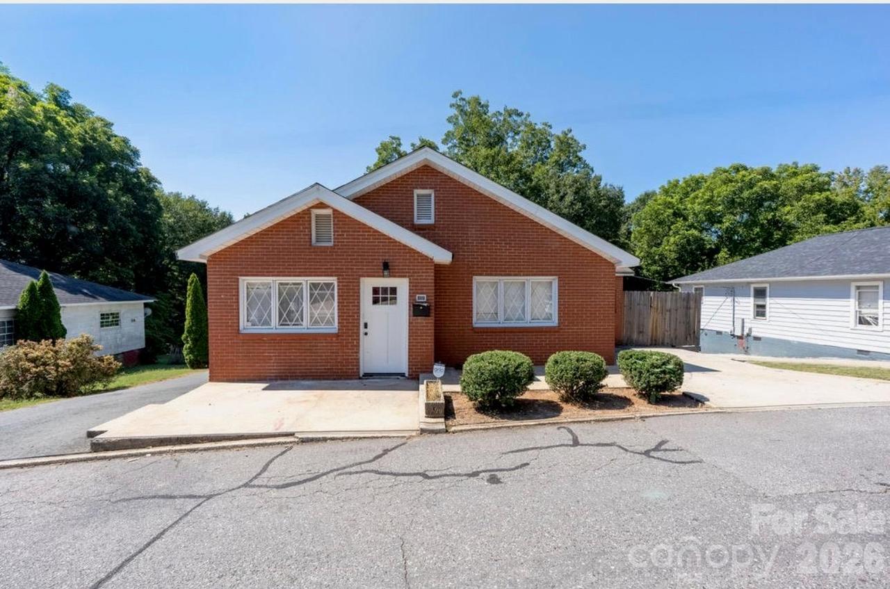 387 Woodlawn St., Cramerton, NC 28032