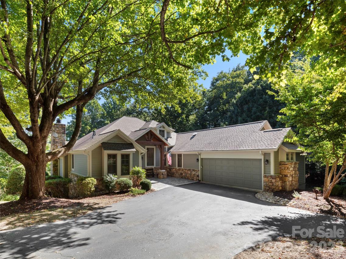 1 Meadow Ridge Ln., Hendersonville, NC 28739