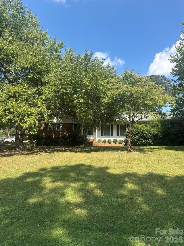 402 Sunset Cir., Dallas, NC 28034