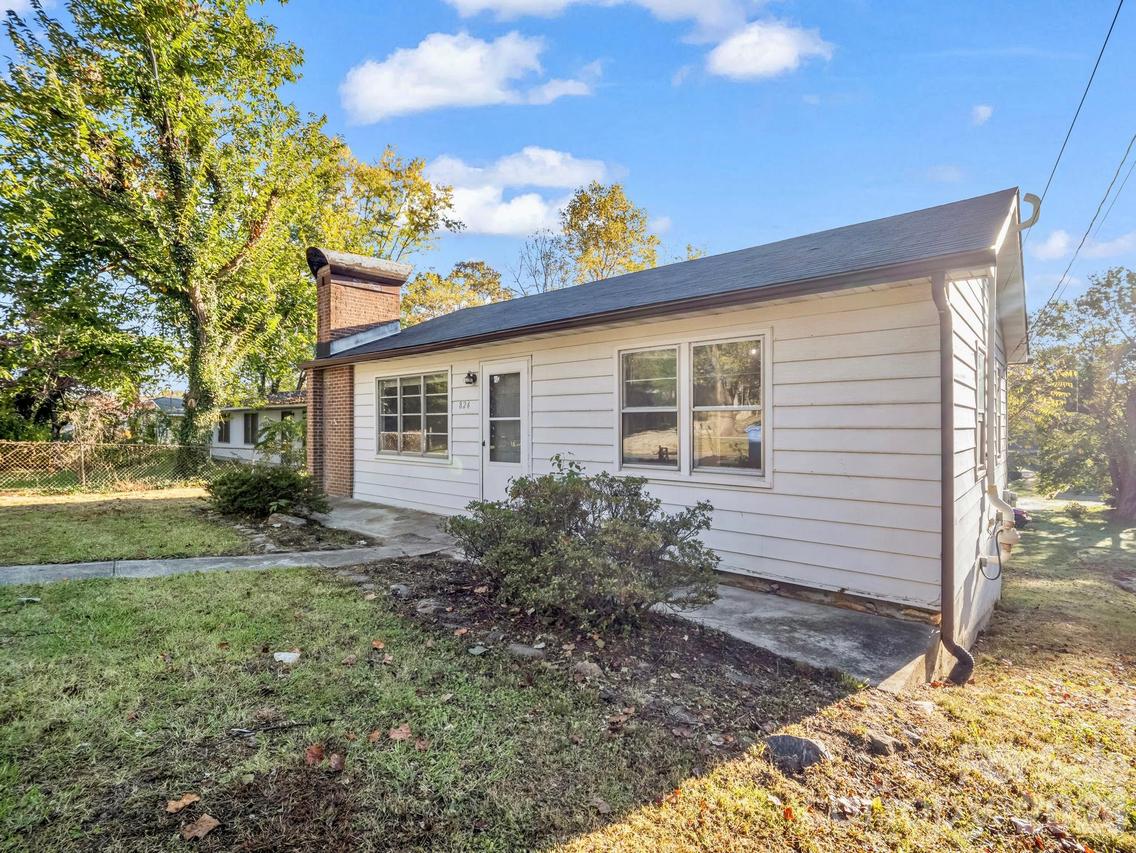 824 Willow Rd., Hendersonville, NC 28739