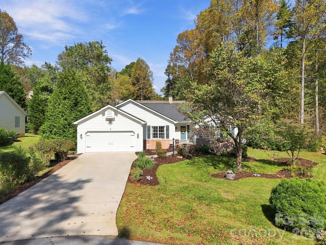 6 Pebble Beach Ct., Etowah, NC 28729