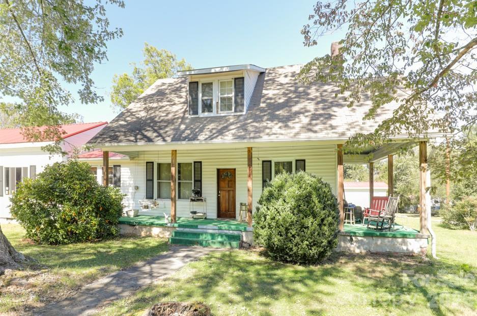 44 B St., East Flat Rock, NC 28726
