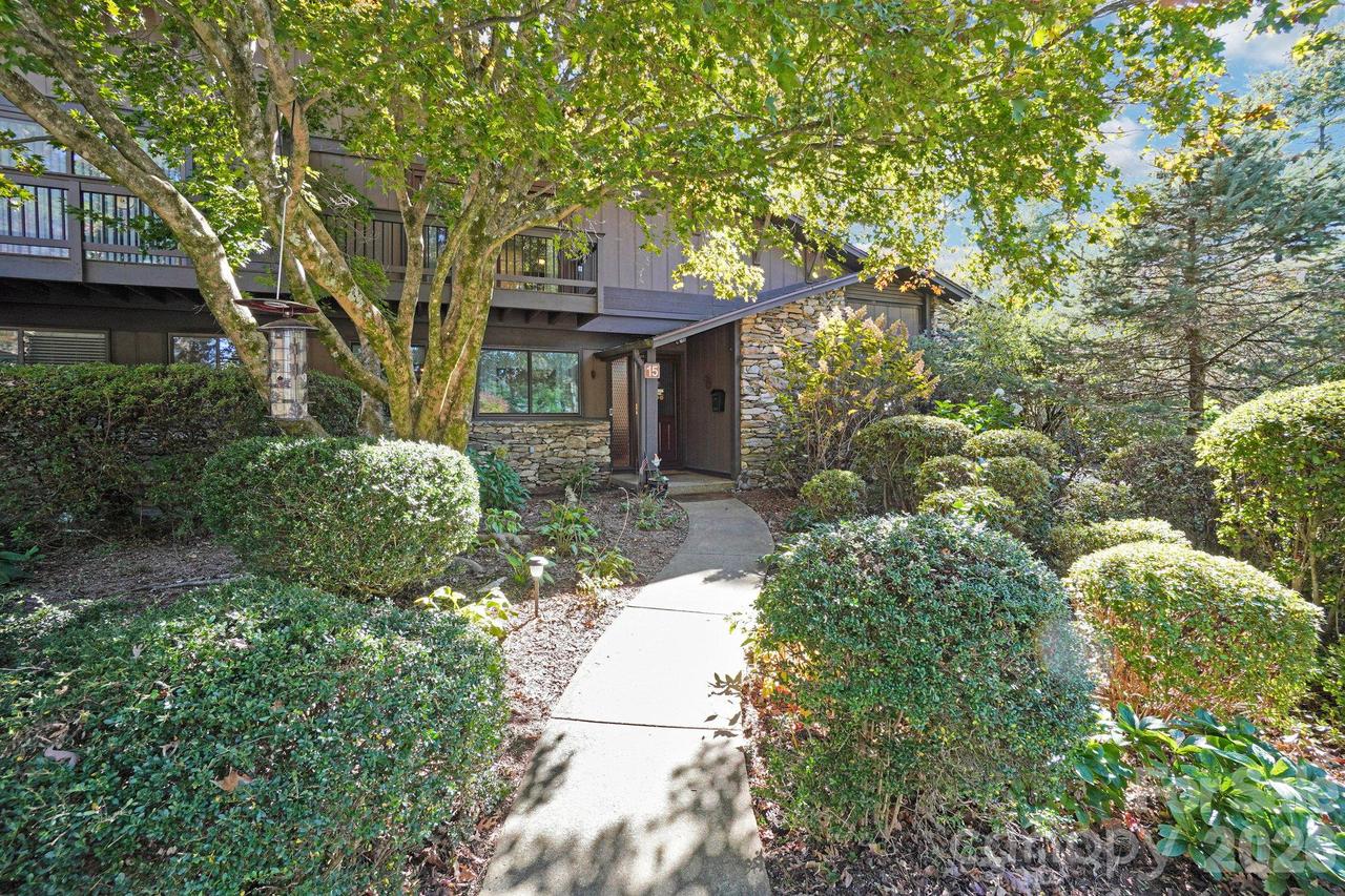 82 Laurelwood Cir., Hendersonville, NC 28791