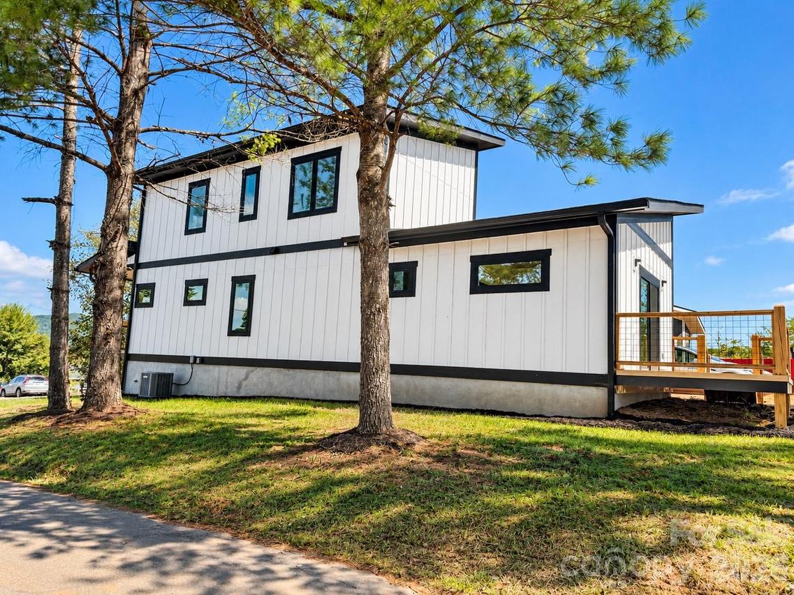 3 Locust St., Asheville, NC 28804