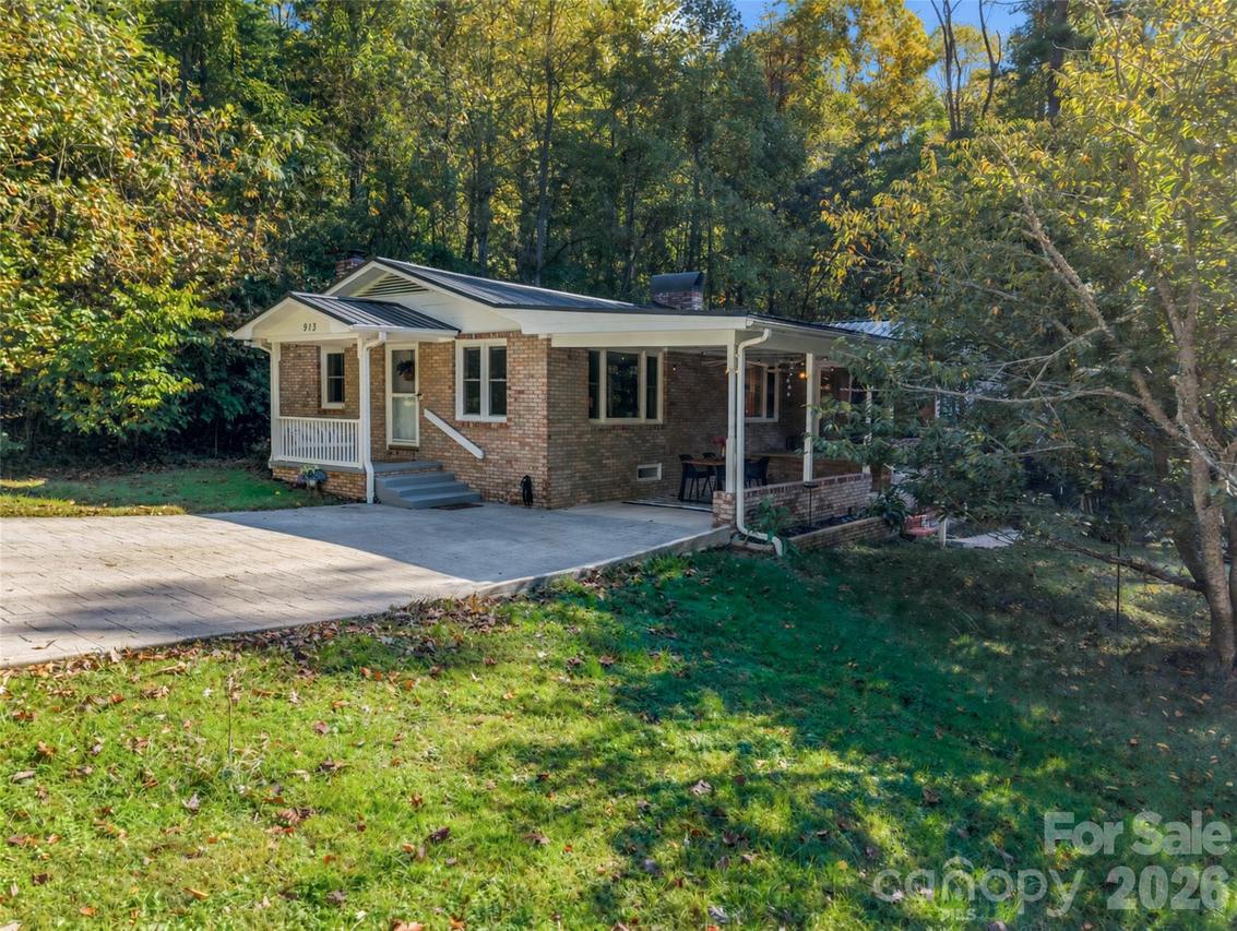 913 Dorothy St., Hendersonville, NC 28791